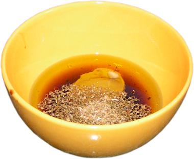 woda, oliwa z oliwek, musztarda, czosnek, przyprawy, ocet balsamiczny, porcelanowa miseczka